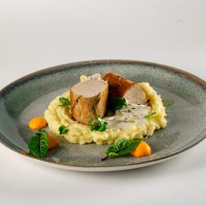 MUSCHIULET DE PORC MARINAT CU ROZMARIN CU SOS DE CIUPERCI SI PIURE CARTOFI 430 GR