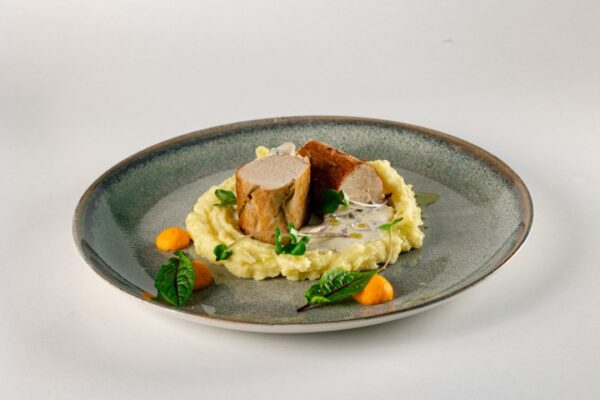 MUSCHIULET DE PORC MARINAT CU ROZMARIN CU SOS DE CIUPERCI SI PIURE CARTOFI 430 GR