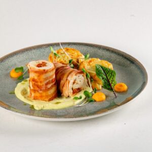 PIEPT DE PUI INVELIT IN BACON CU SOS GORGONZOLA SI CARTOFI GRATINATI 450 GR