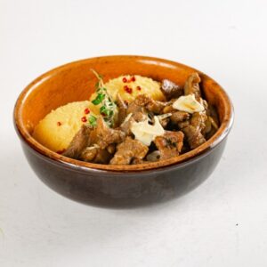 PASTRAMA DE BERBECUT LA TIGAIE CU MAMALIGUTA SI USTUROI 450 GR